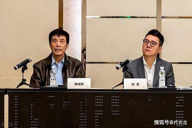 这就是“电影之都”青岛的魅力,街道化成城市的剪辑手,交通工具划过的蒙太奇,为光影提供想象,阳光和路灯搭成的灯光,为每个走过的人点亮他们的舞台,生活没有龙套,自己都是主角,而这座城市成为了最佳导演。